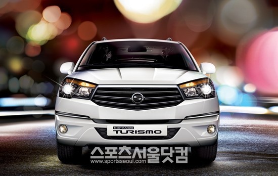 쌍용자동차 코란도 투리스모 정면 이미지.