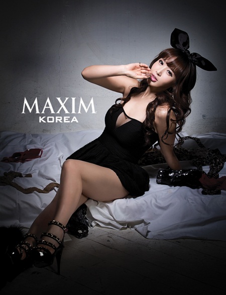 이예빈이 밸런타인데이를 맞아 검은 튜브톱 미니 원피스에 검은 토끼 귀 머리띠를 선택해 섹시한 바니걸로 분하고 있다./남성잡지 맥심 2월호