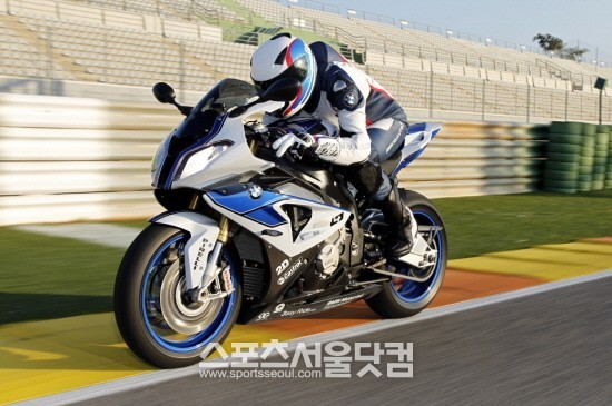 BMW 모토라드는 BMW HP4를 출시한다.
