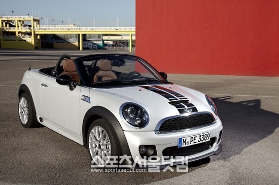24일 MINI 로드스터카 영국의 자동차 전문 매거진 ‘왓카’의 올해 자동차 어워드에서 ‘2012년 베스트 오픈톱’ 모델로 뽑혔다.