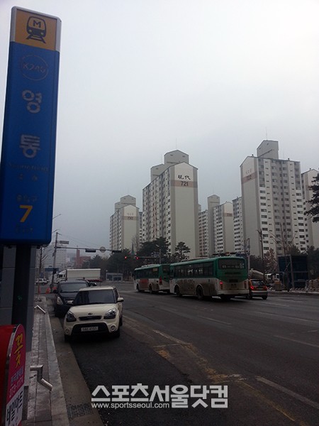 지난달 1일 분당선 연장구간(기흥역~망포역) 가운데 하나인 수원 영통역 인근 아파트 단지는 수개월째 매매거래가 이뤄지지 않고 있는 것으로 확인됐다. / 서재근 기자