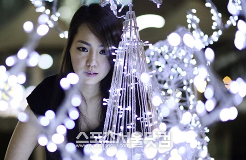 한하유가 <더팩트> 카메라를 바라보며 카리스마를 발산하고 있다.