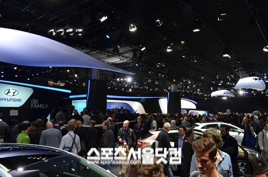 지난 2012 파리모터쇼에서 많은 취재진과 관람객들이 현대자동차 부스를 찾는 등 국내 자동차 기술에 대한 높은 관심을 보였다./ 더팩트DB