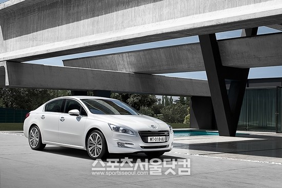 푸조 한국 공식 수입원 한불모터스는 2월까지 푸조 508 구매고객을 대상으로 2년치 주유권을 지급한다.