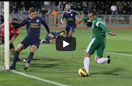 12일 이스라엘 명문 마카비 하이파의 간판 공격수 아마샤가 멋진 라보나킥을 시도하고 있다. 이 슈팅은 역전 결승골로 연결됐다. / 유튜브 영상 캡처