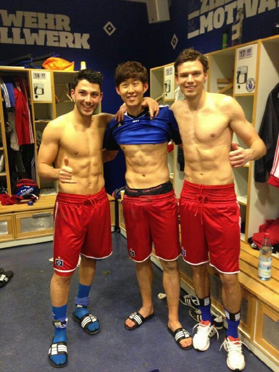 함부르크 손흥민(가운데)이 라커룸에서 동료들과 근육질 몸매를 뽐내 화제를 모으고 있다. / 톨가이 아슬란 페이스북 캡처