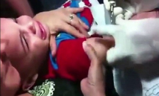 전세계 네티즌들을 경악하게 만든 아기 문신 과정 영상/해당 영상 캡처