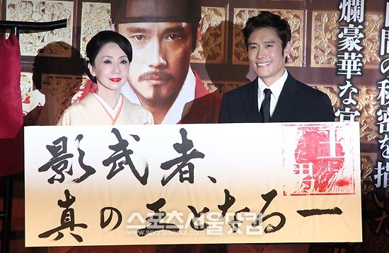 영화 광해, 왕이 된 남자 프로모션을 위해 일본을 방문중인 배우 이병헌이, 29일 도쿄 신주쿠바루토9 에서 열린 프리미어 시사회 무대인사에 참석해 일본의 여배우 이와시타 시마와 성공을 기원하는 조인식을 하고 있다. /도쿄=오가와노리코 기자