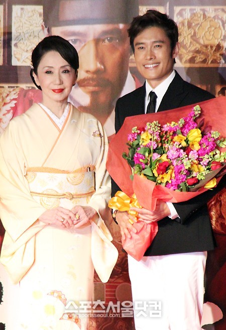 영화 광해, 왕이 된 남자 프로모션을 위해 일본을 방문중인 배우 이병헌이, 29일 도쿄 신주쿠바루토9 에서 열린 프리미어 시사회 무대인사에 참석해 일본의 여배우 이와시타 시마와 포토타임을 갖고 있다. /도쿄=오가와노리코 기자