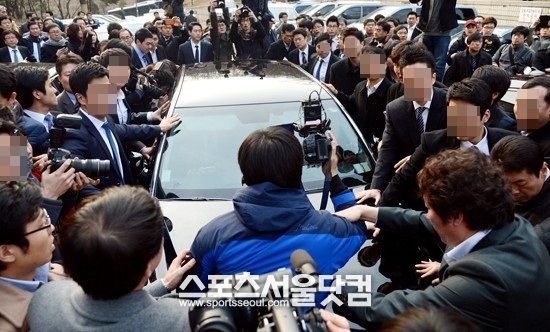 최재원 SK 부회장이 선고공판 후 예정됐던 기자회견 없이 법원을 떠나자 취재진들이 막아서고 있다./ 노시훈 기자