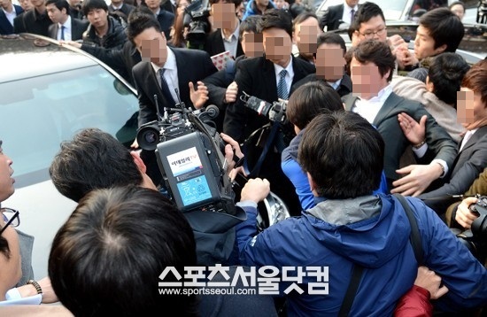 경호원들과 취재진들간에 대치가 벌어지고 있다.