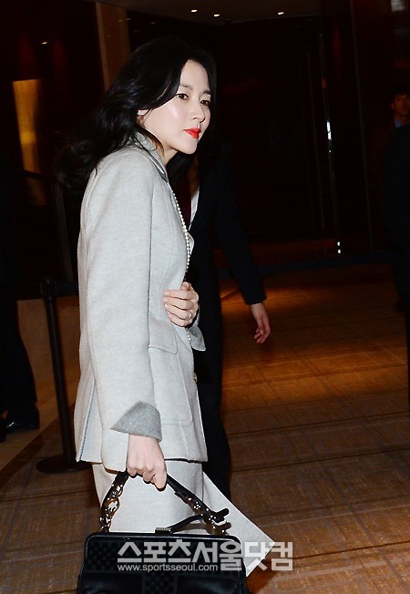 배우 이영애가 31일 오후 서울 소공동 웨스틴조선 호텔에서 한국국제교류재단의 초청으로 열린 미얀마 민주화운동 지도자 아웅산 수치 여사와의 만찬 행사에 참석해 행사장에 들어서고 있다. /이새롬 기자