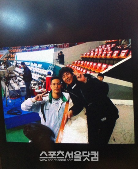 지난달 31일 잠실학생체육관에서 열린 원주 동부와 서울 SK의 경기 전, 이승준과 사진을 찍은 한 남성팬이 자신의 휴대폰을 보여주며 즐거워했다. / 잠실 = 신원엽 기자