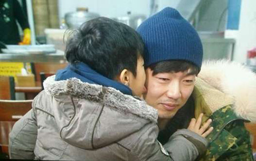 이종혁(오른쪽)이 아들 준수와 장난치고 있다. /이종혁 트위터