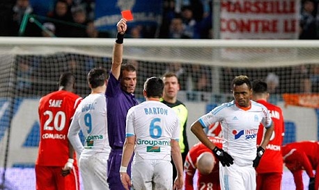 AS 낭시와 리그1 23라운드에서 거친 태클로 퇴장 당한 조이 바튼(마르세유)./ 가디언 캡처