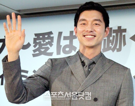 배우 공유가 3일 도쿄 부도칸에서 열린 드라마 빅 라이브 이벤트서 손인사를 하며 포즈를 취하고 있다. /도쿄=오가와 노리코 기자