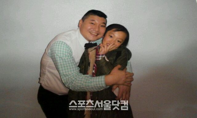 강호동이 SBS 놀라운 대회 스타킹 대기실에서 신다은과 기념사진을 찍었다./ 신다은 제공