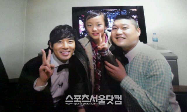 신다은(가운데)이 붐(왼쪽), 강호동과 함께 SBS 놀라운 대회 스타킹에서 기념촬영을 하고 있다./ 신다은 제공