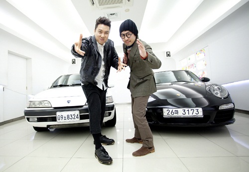 이상민(왼쪽)이 케이블 채널 XTM 더 벙커의 공동 MC를 맡은 한웅수 대표와 함께 2대의 자동차 앞에 서서 포즈를 취하고 있다./CJ E&M 제공