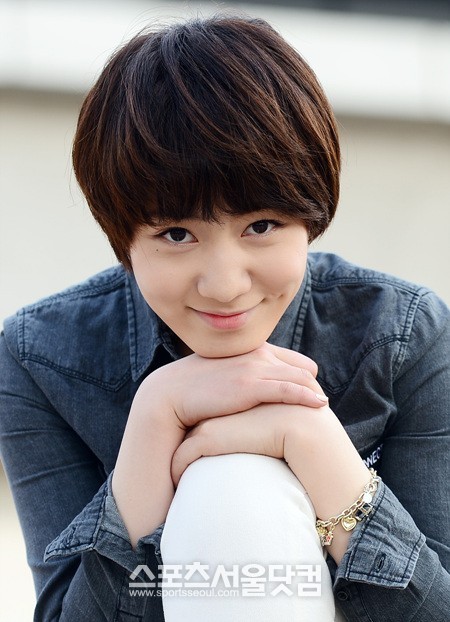 학교 2013에서 이강주 역할을 맡았던 효영이 귀여운 표정을 짓고 있다./이새롬 기자