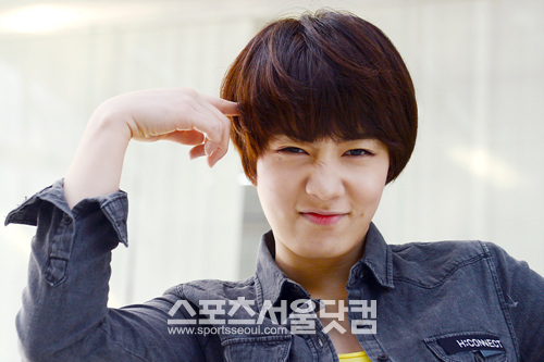 효영이 깜찍한 표정을 지으며 카메라를 응시하고 있다.