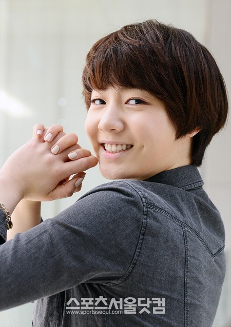 효영이 카메라를 향해 활짝 미소지었다.