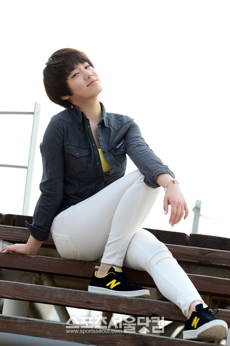 효영이 시크한 표정으로 카메라를 바라보고 있다.