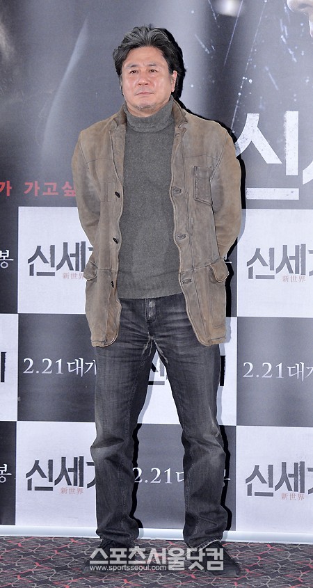 배우 최민식이 6일 오후 서울 행당동 왕십리CGV에서 열린 영화 ‘신세계’ 언론시사회에서 포토타임을 갖고 있다. /문병희 기자