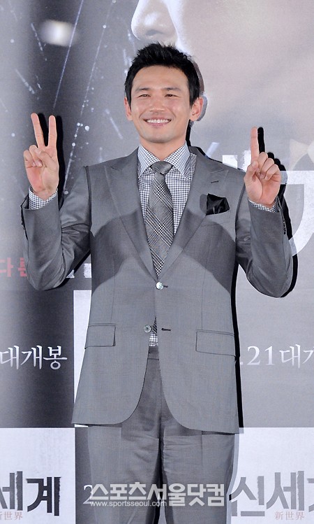 영화 신세계에서 정청 역을 맡은 황정민이 언론 시사회에 참석해 포토타임을 갖고 있다./문병희 기자