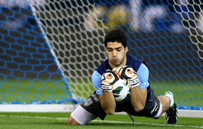 신의 손 루이스 수아레즈가 훈련 중 골키퍼로 깜짝 변신해 화제를 모았다. / 조 보도 캡처