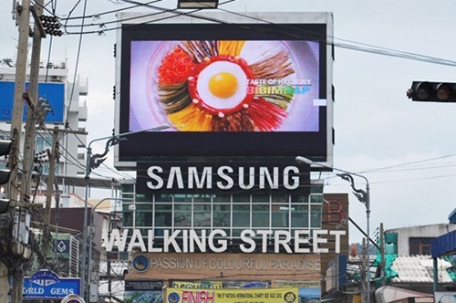 MBC 무한도전과 서경덕 교수가 태국 파타야시의 옥외 광고판에 비빔바 광고를 게재했다. / 서경덕 교수 제공