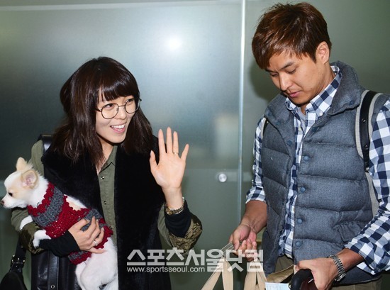 선예가 짧은 소감을 밝히고 출국 길에 오르고 있다./배정한 기자