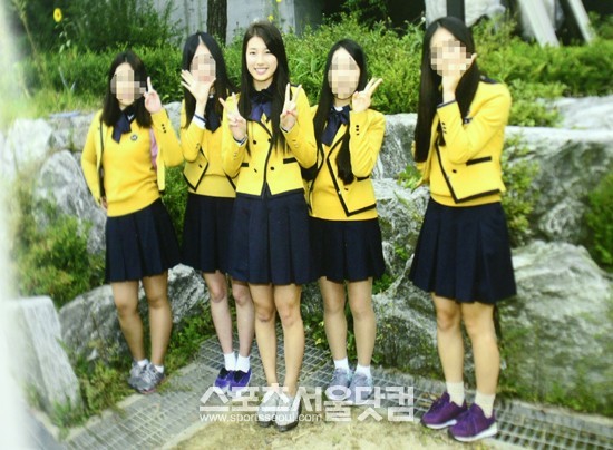 그룹 미쓰에이의 수지(가운데)가 7일 오전 서울 구로구 서울공연예술고등학교에서 열린 졸업식에 불참한 가운데 서울공연예술고등학교 제2회 졸업앨범 사진이 공개되고 있다./남윤호 인턴기자