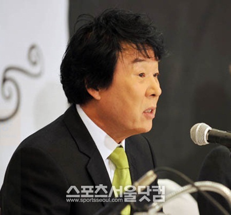 송대관 부인이 7일 원정도박 혐의로 유죄판결을 받은 가운데 송대관이 과거 기자회견 혀낭에서 부인의 도박혐의와 자신의 실명이 언급된 기사에 억울함을 토로하고 있다. /더팩트DB