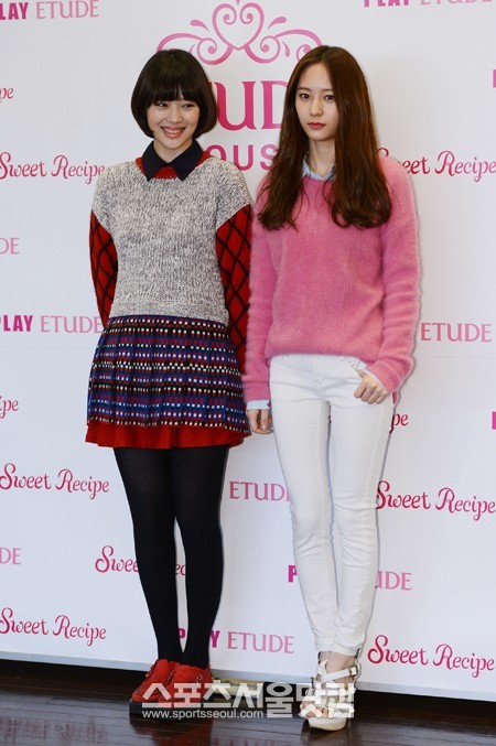 그룹 에프엑스의 설리(왼쪽)와 크리스탈이 7일 오후 서울 서초구 마켓오 도곡점에서 열린 에뛰드하우스 메이크업 컬렉션 스윗 레시피 출시기념 행사에 참석해 포즈를 취하고 있다. /최진석 기자