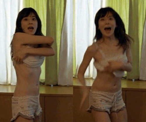 속옷 차림의 이보영이 영화 슬픔보다 더 슬픈 이야기에서 깜짝 놀라는 연기를 선보이고 있다. / 온라인커뮤니티.