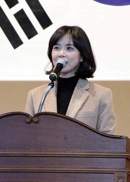 이보영이 본인의 모교인 인천여자고등학교 졸업식에 참석해 후배들에게 축하와 함께 새로운 시작을 격려했다./사진=어치브그룹디엔