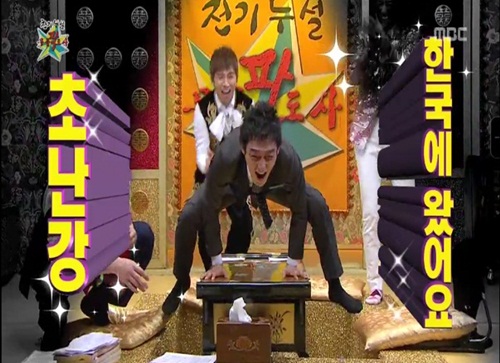 초난강이 7일 MBC 무릎팍도사에 출연해 탁자 위에서 몸개그를 선보이고 있다. / MBC방송화면 캡처.
