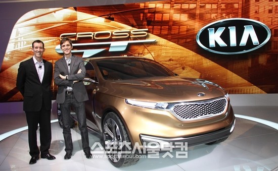 7일 기아자동차는 미국 시카고 맥코믹 플레이스에서 열린 2013 시카고 오토쇼에서 프리미엄 CUV 콘셉트카 크로스 GT를 선보였다.