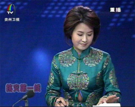 꽉 끼는 의상 때문에 뱃살이 노출된 천하이인 아나운서. / 국외 온라인 커뮤니티