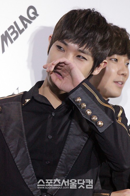 8일 그룹 엠블랙이 도쿄의 제프 다이바시티에서 단독공연 더 블랙 펀치(THE BLAQ FUN-CH)를 개최한 가운데  이준이 쑥스러운 표정을 짓고 있다. /도쿄= 오가와노리코 기자