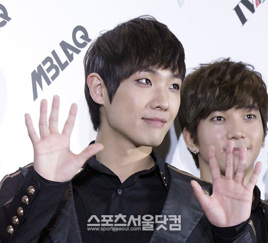 8일 그룹 엠블랙이 도쿄의 제프 다이바시티에서 단독공연 더 블랙 펀치(THE BLAQ FUN-CH)를 개최한 가운데 이준이 밝은 표정으로 포즈를 취하고 있다. /도쿄= 오가와노리코 기자