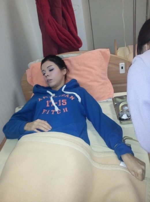 라리사가 과로로 쓰러져 링거투혼을 발휘하고 있다. /예술집단 참 제공