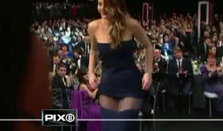 제니퍼 로렌스가 수상하기 위해 무대에 오르다 드레스가 흘러내려 허벅지가 노출됐다. / 유튜브 영상 캡처