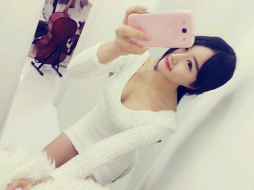 정소영이 섹시한 포즈로 셀카 사진을 찍고 있다.