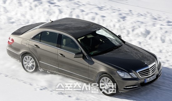 메르세데스-벤츠 코리아가 4륜구동 E 250 CDI 4MATIC을 국내 시장에 출시했다.