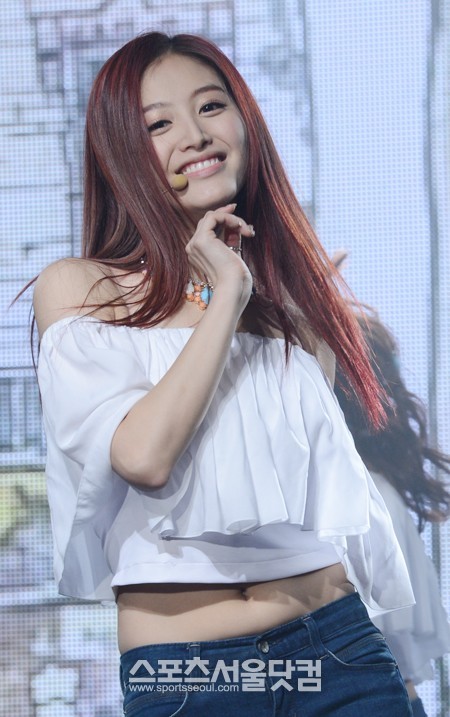 걸그룹 레인보우의 김재경이 13일 오후 서울 마포구 서교동 브이홀에서 열린 정규 1집 앨범 레인보우 신드롬(Rainbow Syndrome) 발매기념 컴백 쇼케이스에서 멋진 공연을 펼치고 있다. /최진석 기자