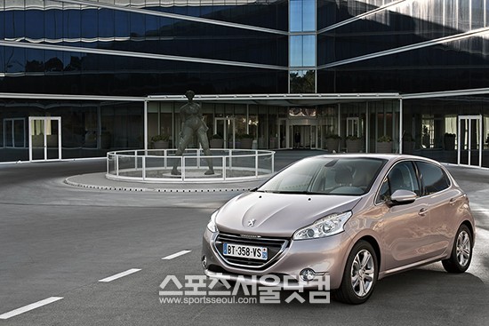 한불모터스는 에너지관리공단의 신연비 평가에서 21.1㎞/ℓ (복합연비)를 기록하며 연비왕에 오른 푸조 208 1.4 e-HDi에 대한 시승행사를 시행한다고 14일 밝혔다.