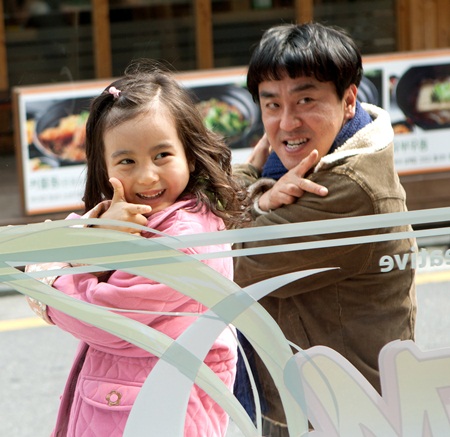 배우 류승룡(오른쪽)이 영화 7번 방의 선물에 함께 출연한 아역 배우 갈소원에게 가방을 선물해 화제다./영화 스틸컷