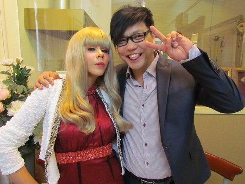 라리사(왼쪽)가 싱글인 남성 관객과 밸런타인데이 데이트를 즐기고 있다./교수와 여제자 제공